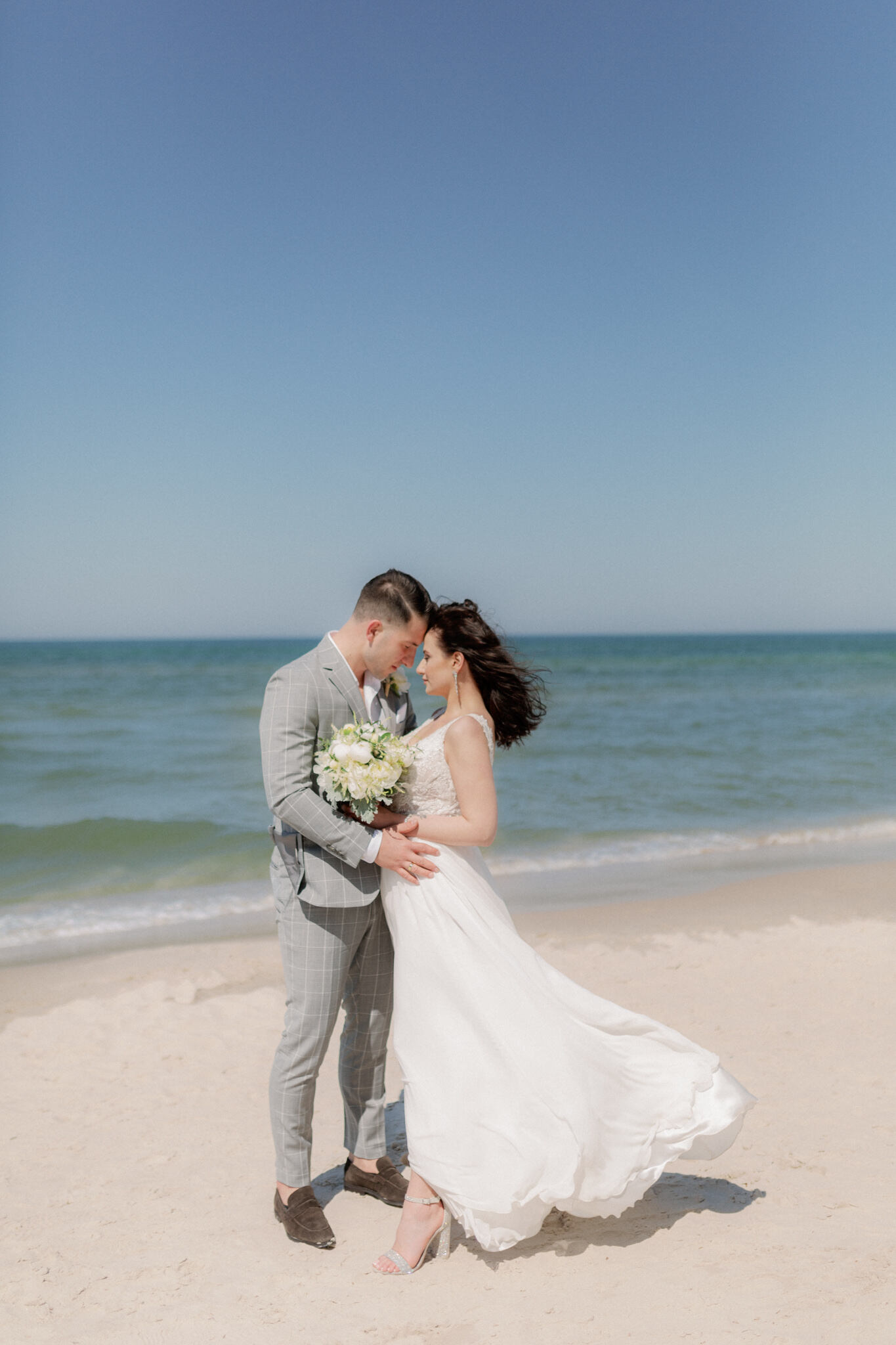 Ślub nad morzem - para młoda na plaży, organizacja ślubu nad morzem | Bogna Bojanowska wedding planner